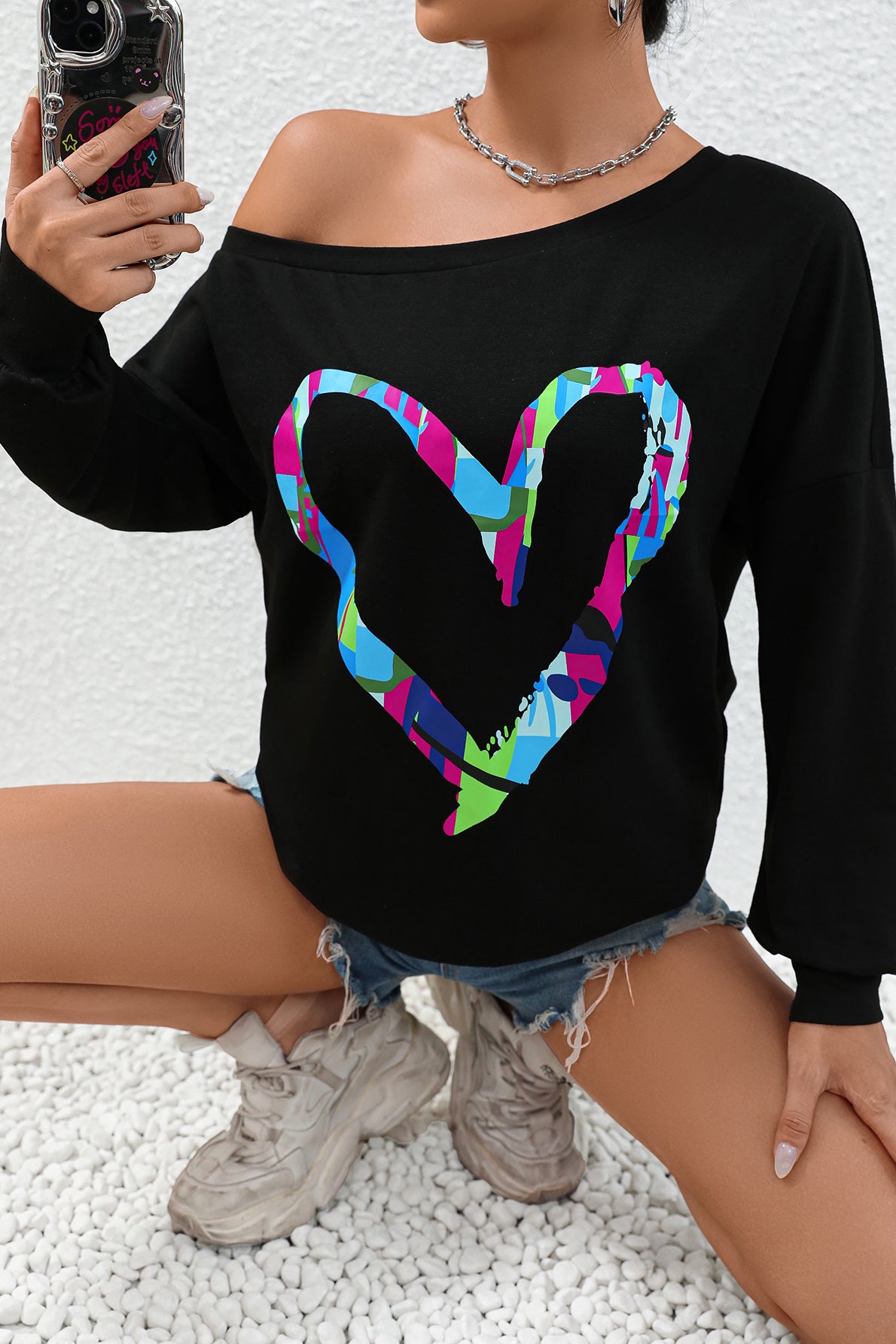 Heart Graphic Long Sleeve Sweatshirt